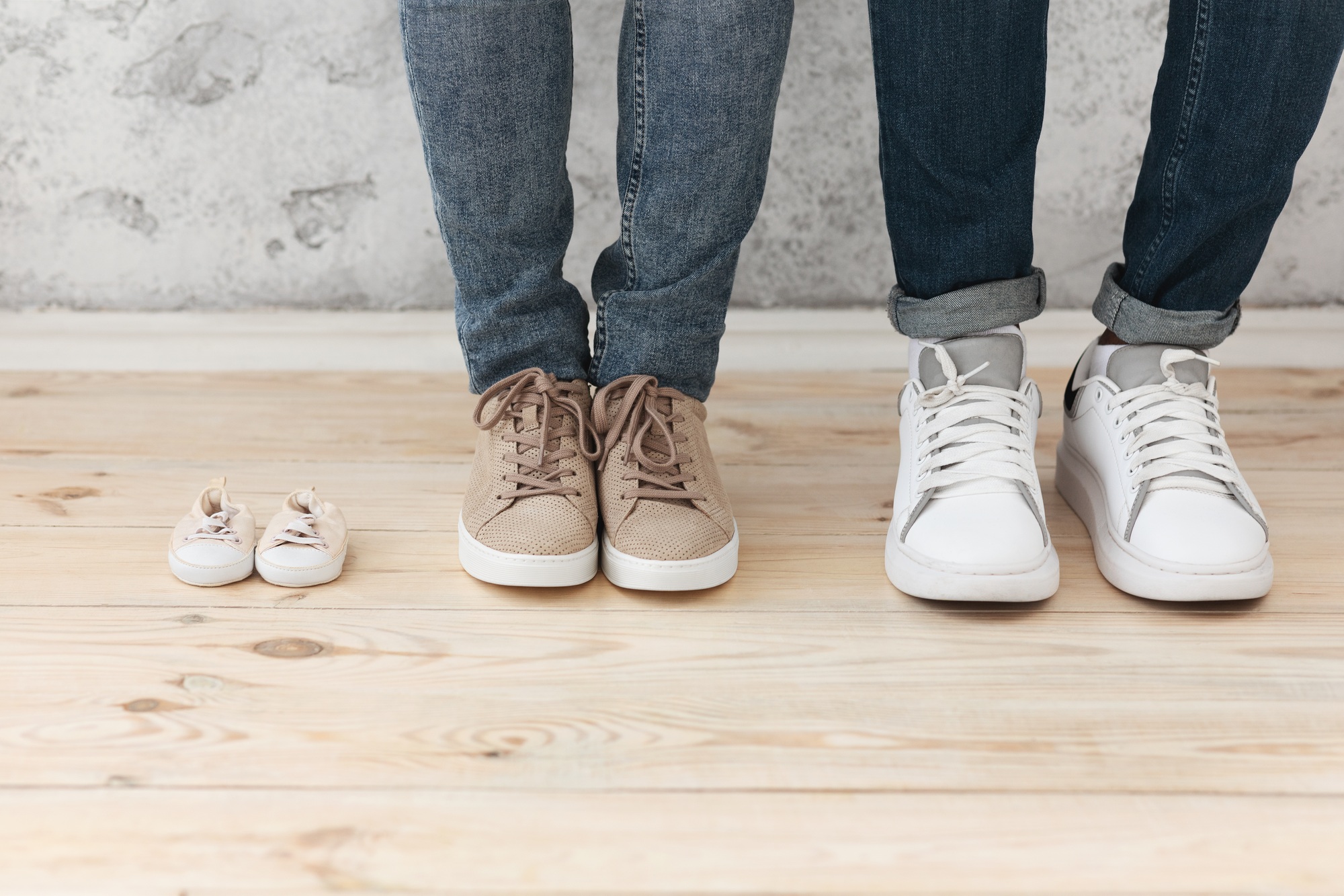 Inicio 7 Man and woman feet next to small baby shoes